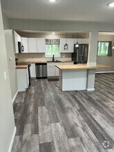 Building Photo - 14716 W Lake Ridge Dr