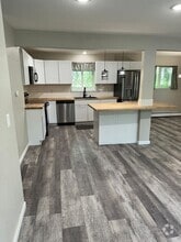 Building Photo - 14716 W Lake Ridge Dr