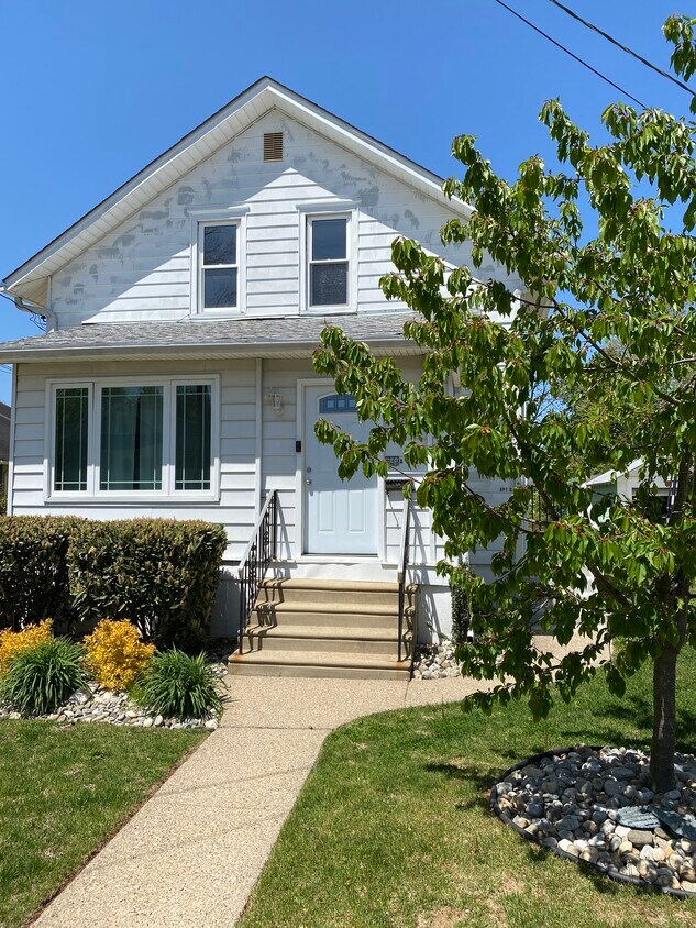 Primary Photo - 325 Mansion Ave