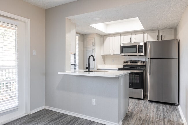 2BR, 2BA - 933SF - Kitchen - The Clusters