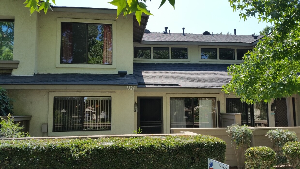 Primary Photo - 2BED/2.5BATH