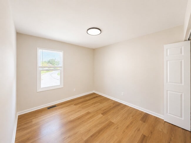 Building Photo - 962 W 59th Cir