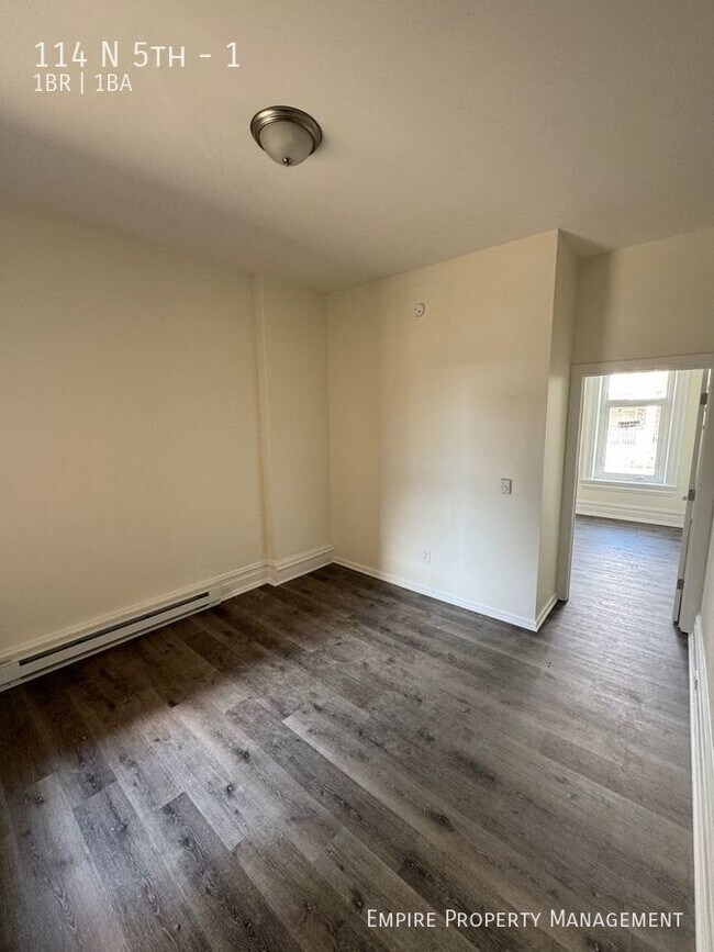 Building Photo - Available Now- 1 bedroom, 1 bathroom in Al...