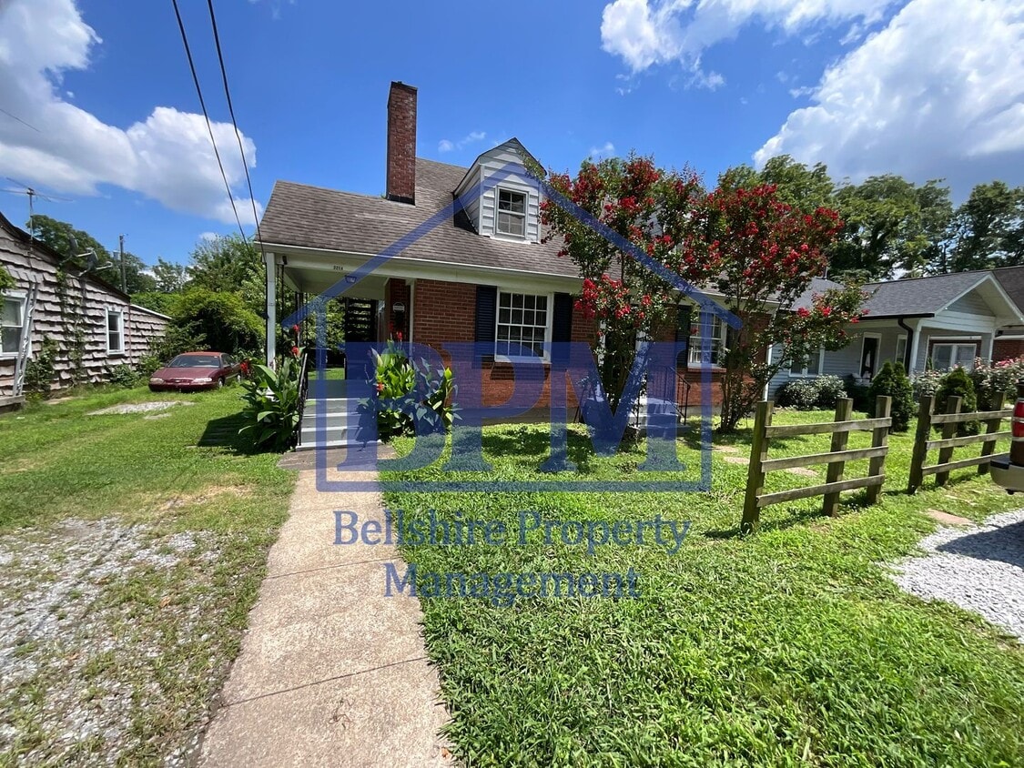 Primary Photo - Spacious 3 Bed, 2 Bath Bottom-Floor Duplex...
