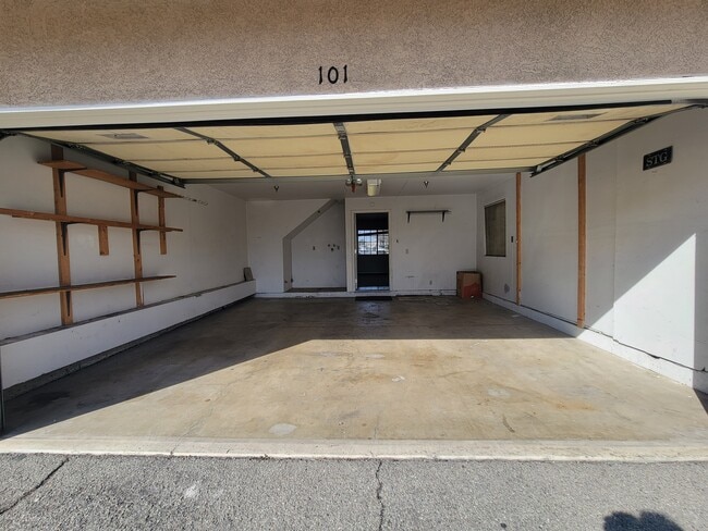 Building Photo - 1034 E 6th St