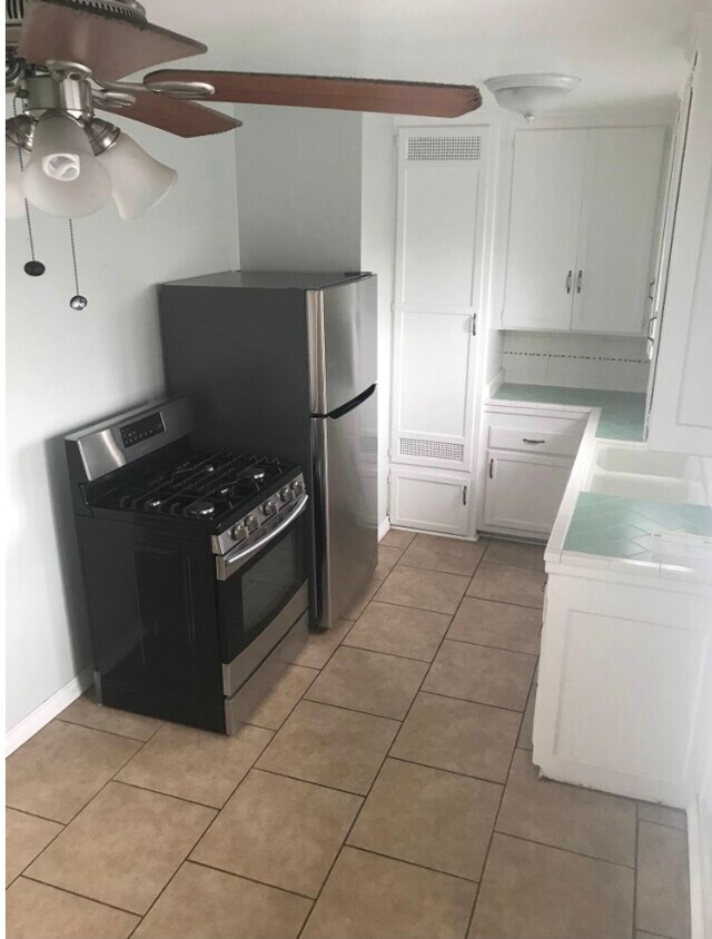 Kitchen - 7039 W Manchester Ave