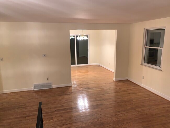 Building Photo - 4268 Sample Ct