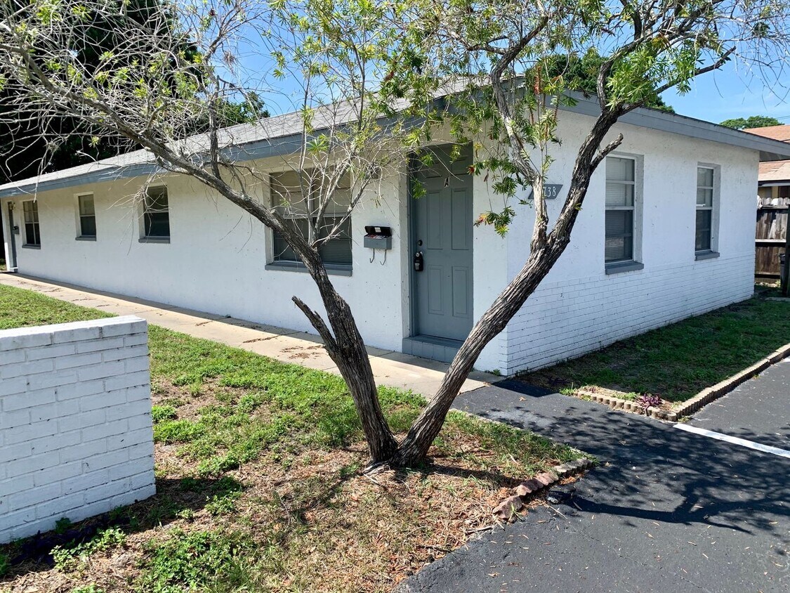 Primary Photo - FANTASTIC LOCATION! 2 BEDROOM 1 BATH DUPLE...