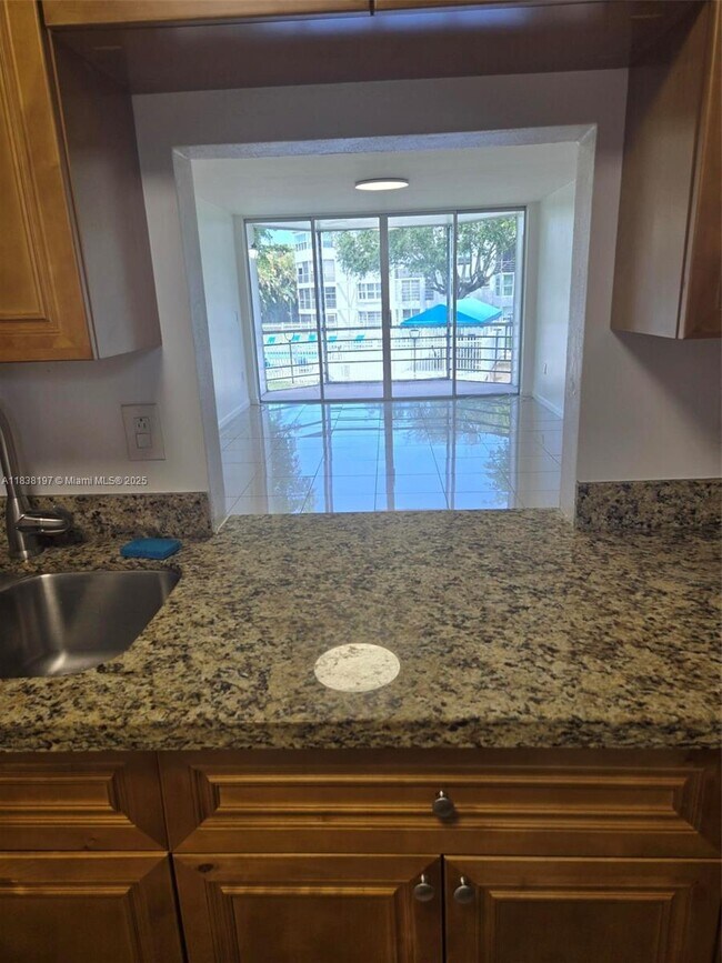 Foto del edificio - 1351 NE 191st St