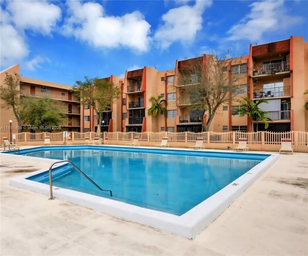 Foto del edificio - 13715 Kendale Lakes Cir
