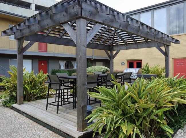 BBQ Picnic Area - Greenway Court Apartments