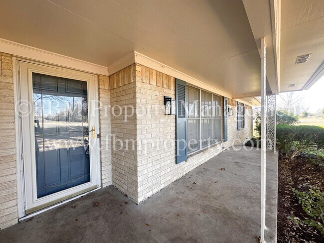 Foto del edificio - 1501 E. Ennis Ave. - Spacious 3 Bedroom, 3...