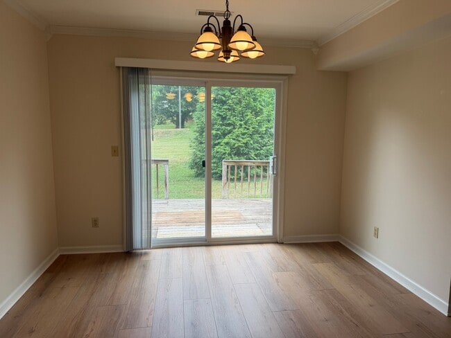 Building Photo - 142 Birdwood Ct