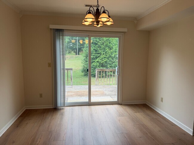 Foto del edificio - 142 Birdwood Ct