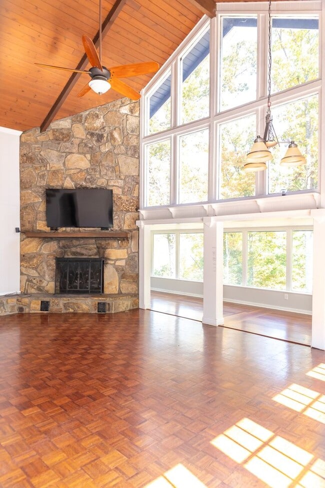 Building Photo - PEACEFUL LIVING.....SECLUSION