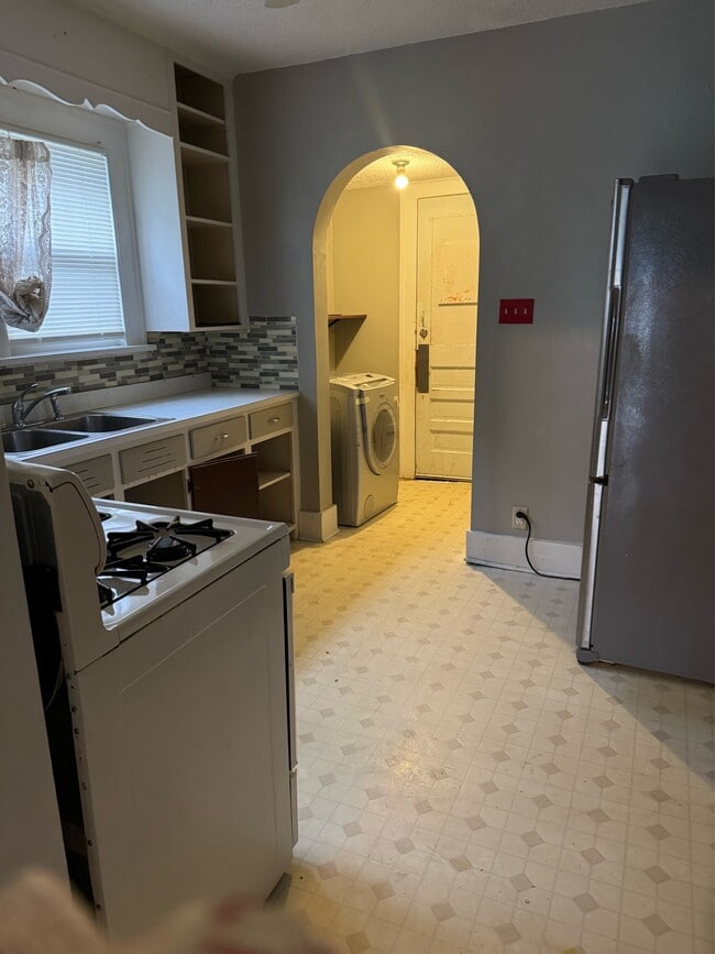 Building Photo - 1019 Ave C