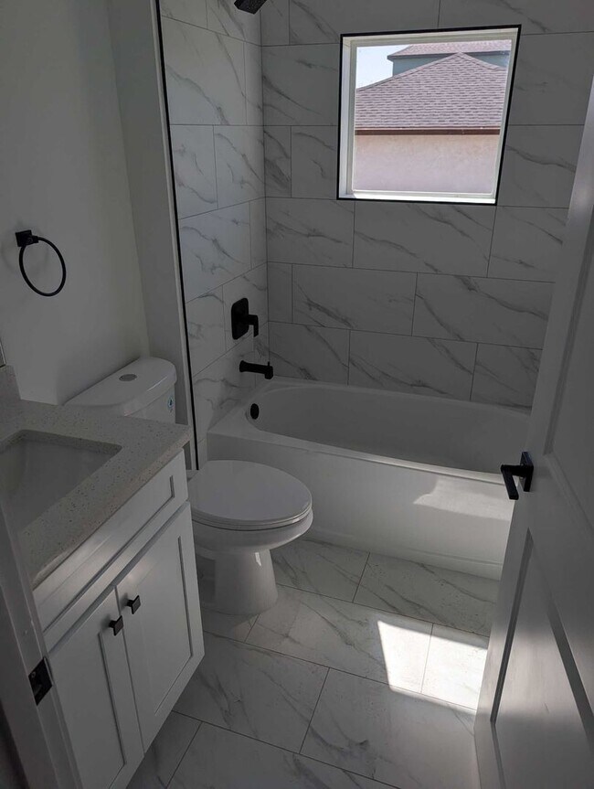 Building Photo - 1423 NE 12th Pl