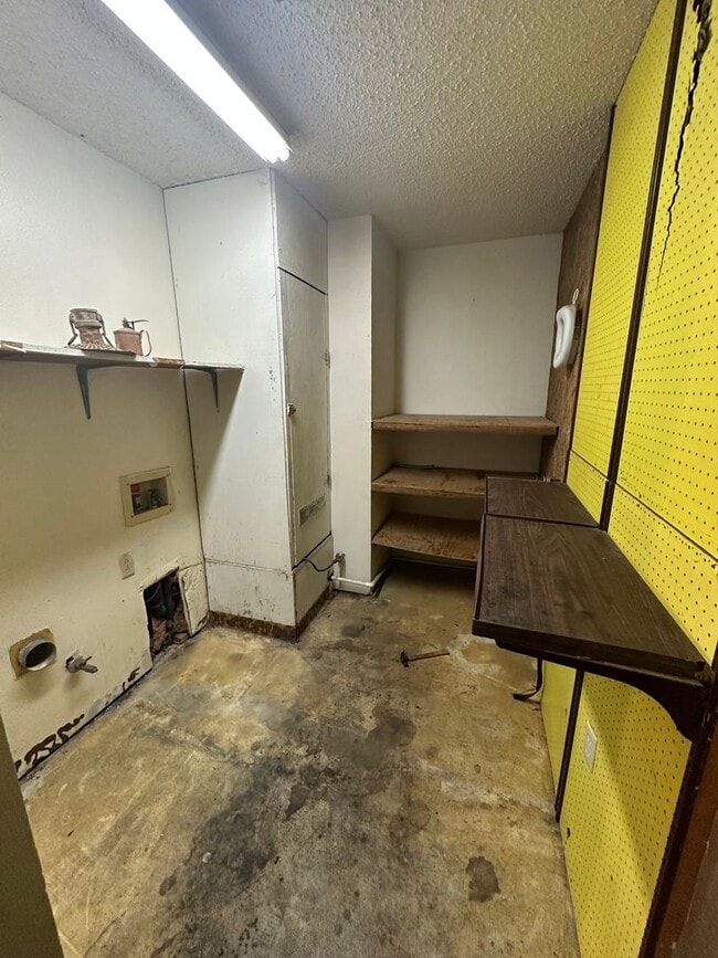 Building Photo - 3/2/2 Located of Washington and Hillside