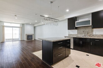 Building Photo - 401 N Serrano Ave
