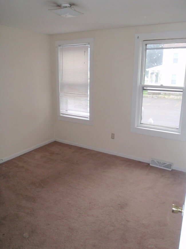 Bedroom - 98 Snow St