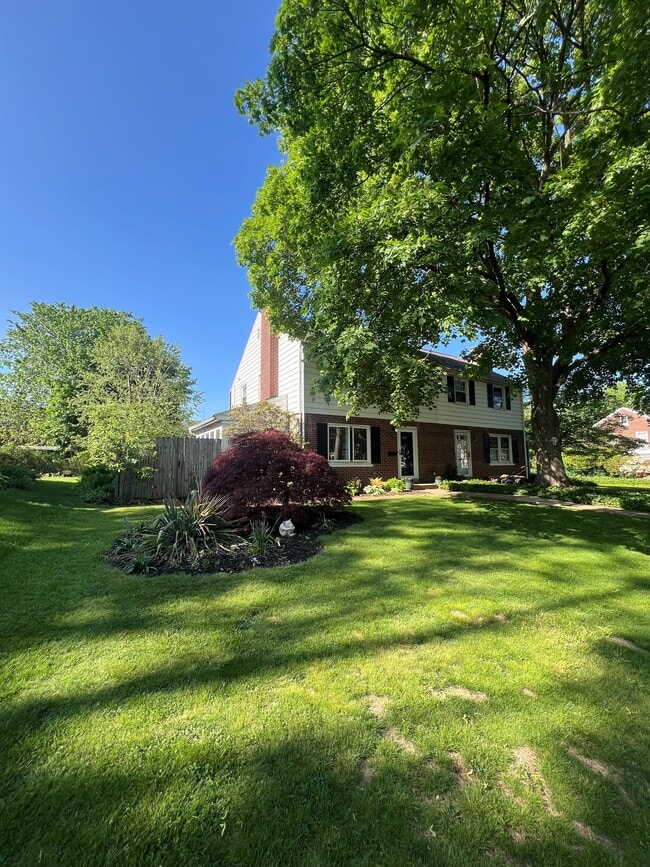 Building Photo - 947 Janet Ave