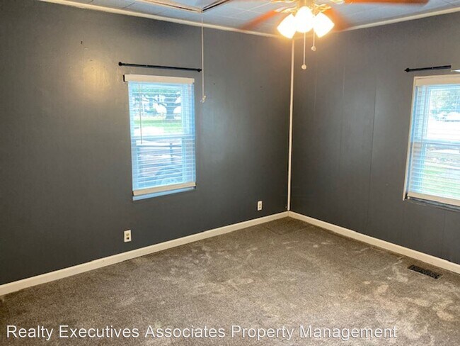 Building Photo - 2 br, 1 bath House - 224 Russell Road