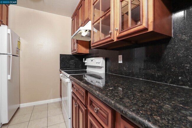 Building Photo - 2500 Laguna Cir
