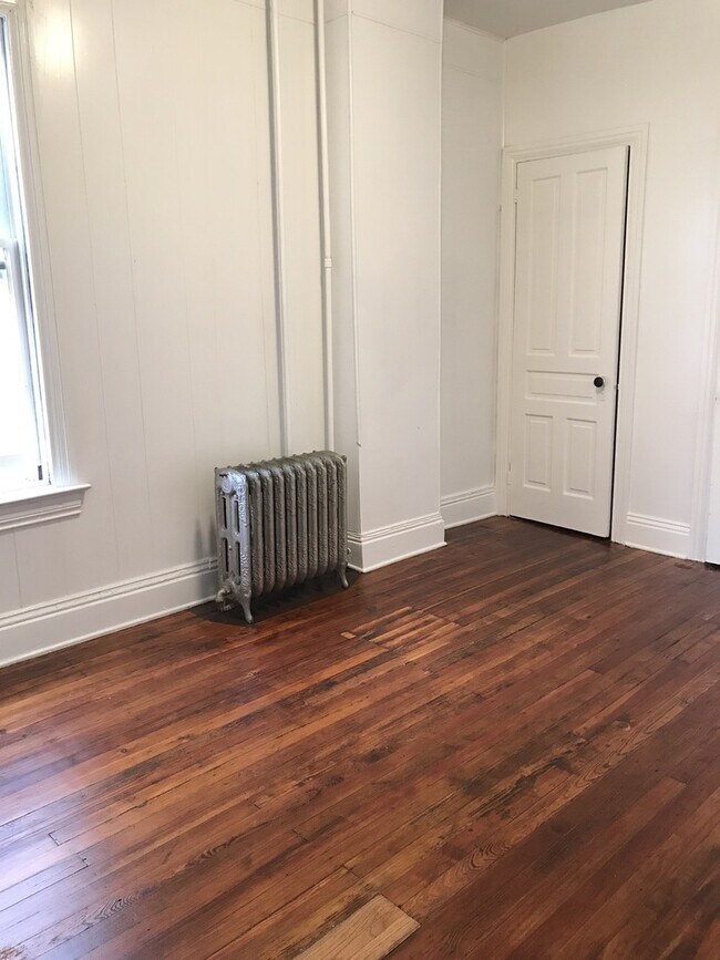 Building Photo - West End of Town! Close to transportation,...