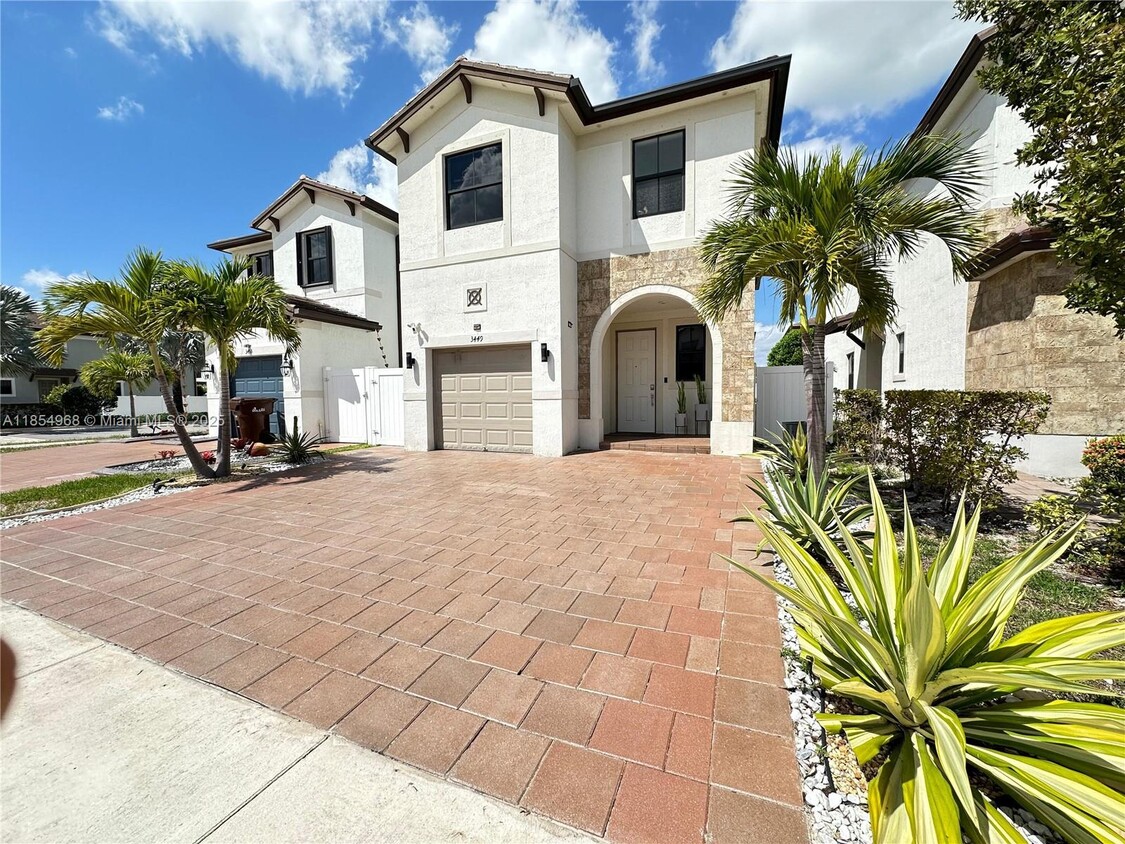 Foto principal - 3449 W 110th St