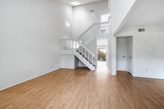 Building Photo - 11609 Village Pl Dr