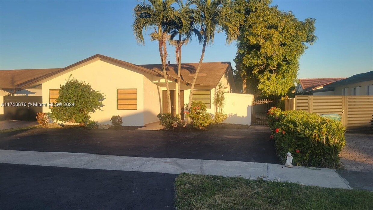 Foto principal - 1649 SW 138th Ave