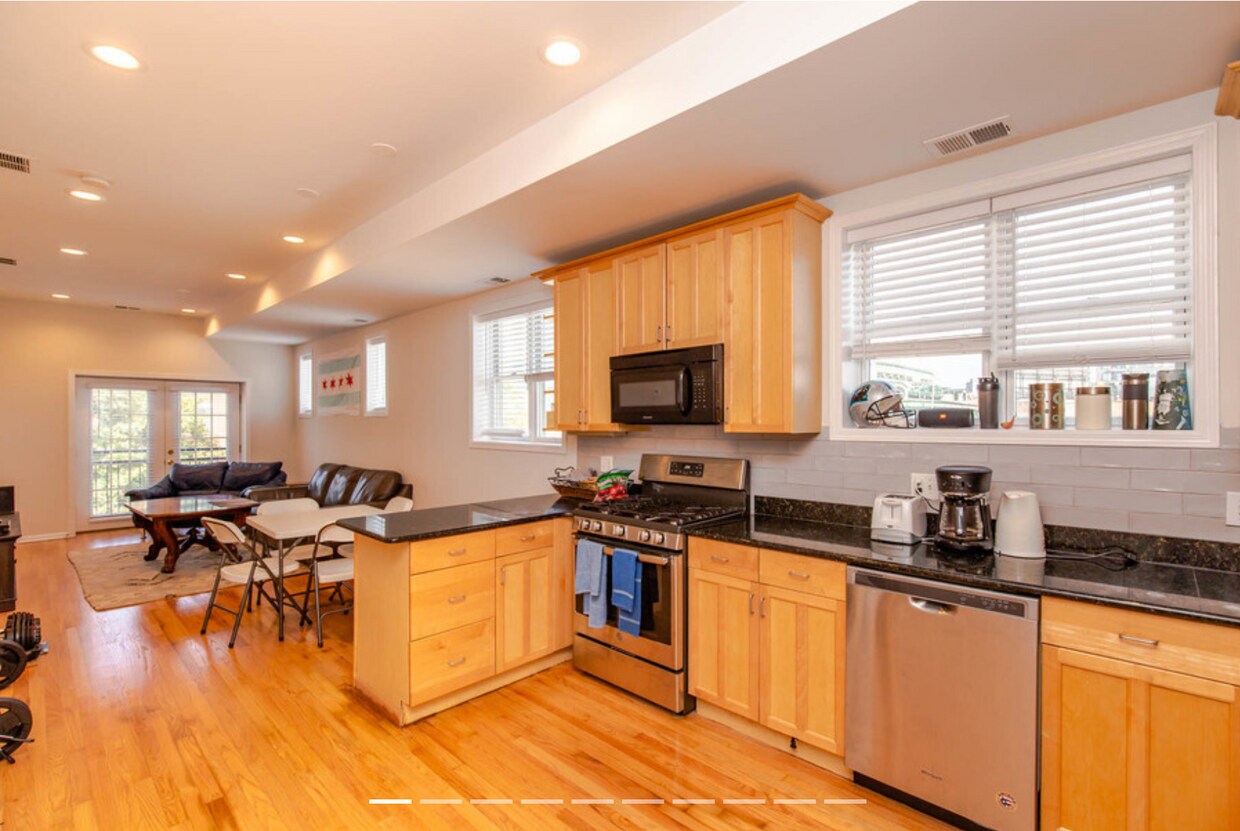 Primary Photo - 1119 W Addison St
