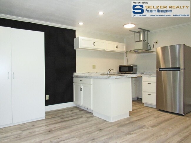 Building Photo - Cozy studio duplex unit on the Westside wi...