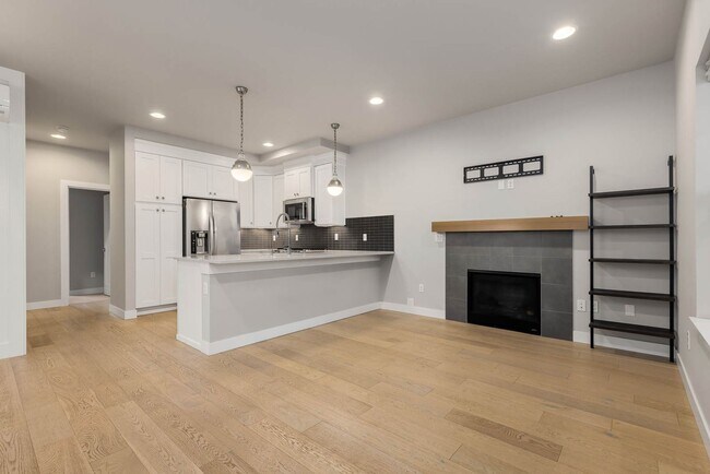 Foto del edificio - Modern Sammamish Cottage – Light-Filled Living in a Prime Plateau Location
