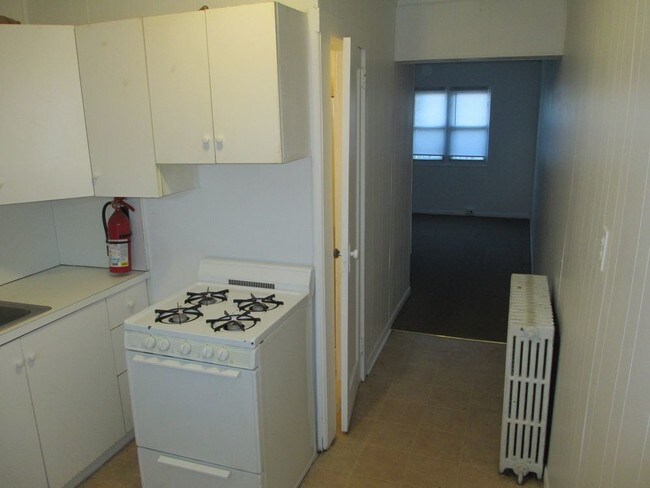 Foto del edificio - Spacious Studio - 181 E25 St Paterson - Apt 2