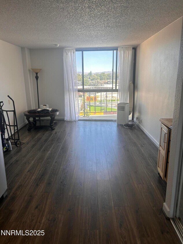 Foto principal - 567 W 4th St