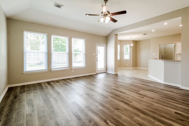 Foto del edificio - 403 Cedar Lake Dr
