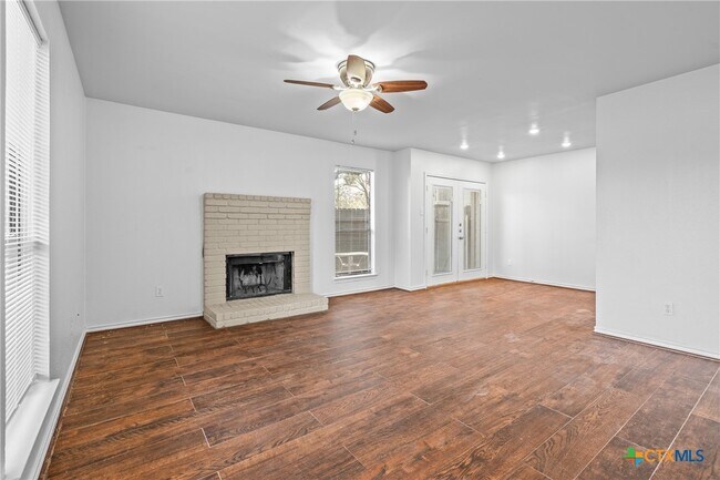 Foto del edificio - 8406 Lyndon Ln
