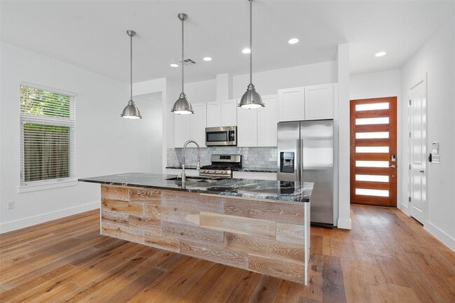 Building Photo - 2816 Oak Springs Dr