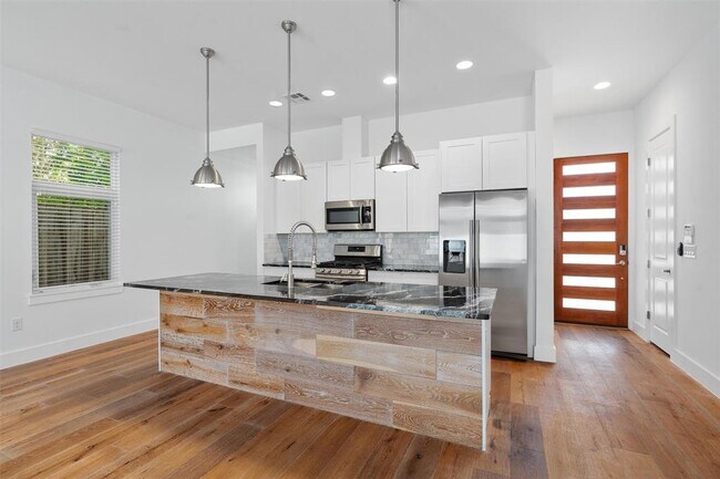 Foto del edificio - 2816 Oak Springs Dr