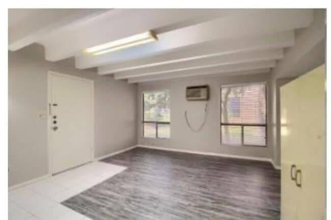 Building Photo - 5914 Lago Vista Way