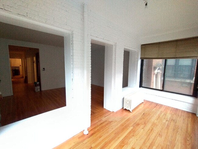 Building Photo - 644 W Aldine Ave