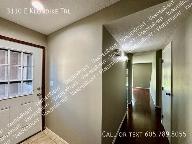 Building Photo - End Unit Townhome - 2 Bedroom With Office!