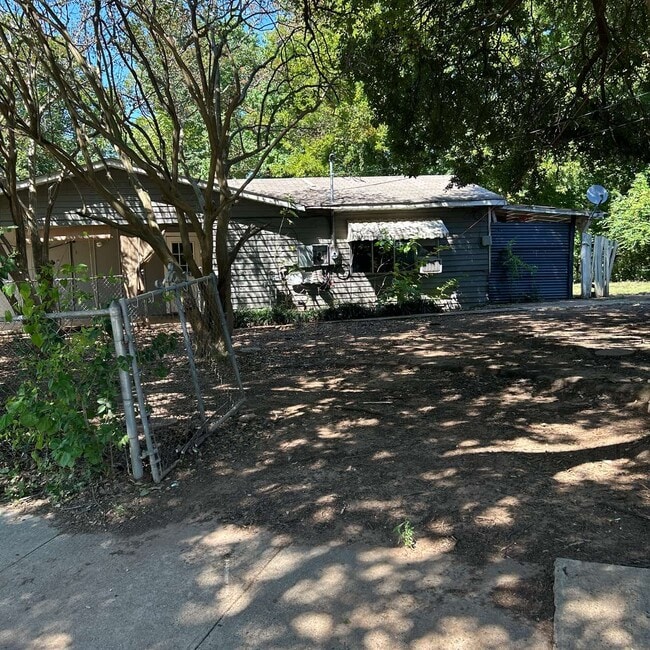 Building Photo - 2802 Hood Dr