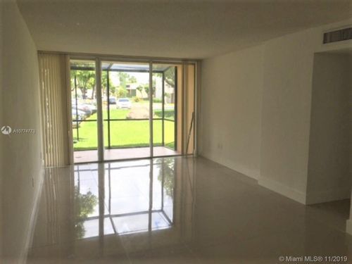 Building Photo - 8840 Fontainebleau Blvd
