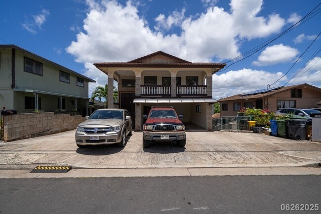 Building Photo - 3BR/2BA/2PKG(TANDEM) STREET LEVEL UNIT IN THREE PLEX IN ALIAMANU