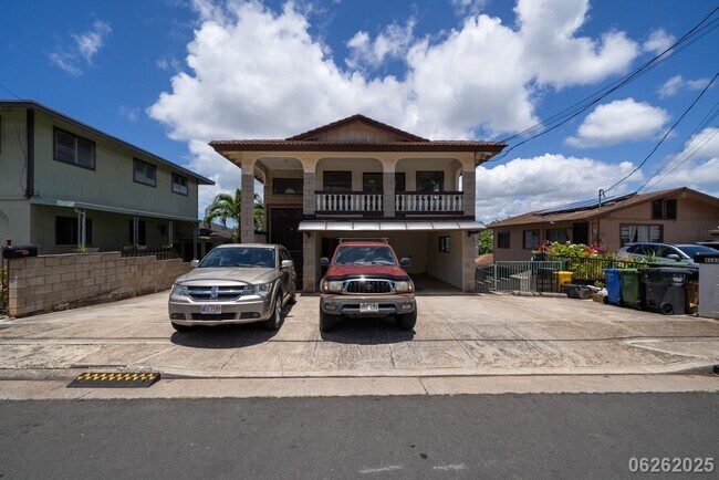 Foto del edificio - 3BR/2BA/2PKG(TANDEM) STREET LEVEL UNIT IN THREE PLEX IN ALIAMANU