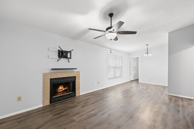 Building Photo - Condo For Rent in North Oaks!