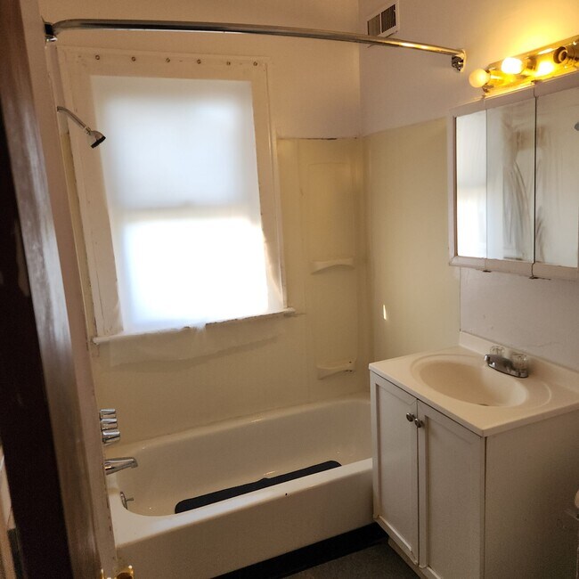 Baño - 3720 E 151st St