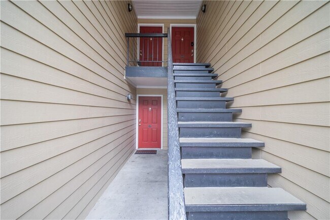 Building Photo - 1468 Briarwood Rd NE